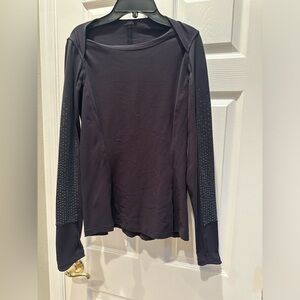 Lululemon it’s rulu long sleeve top size 8 black/pine green